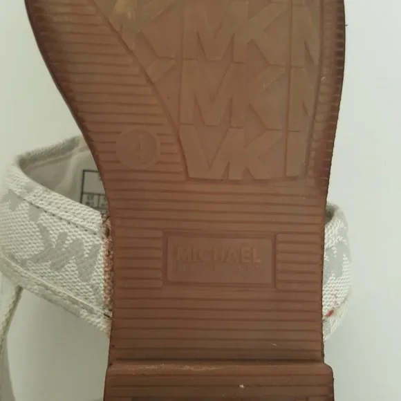 Girl's MICHAEL KORS MK Logo Plate White Thong Sandals Size 4 - Picture 11 of 13